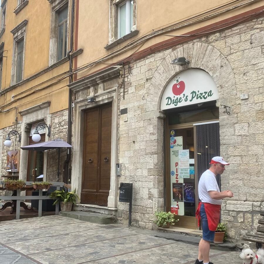 Front view of Dige's Pizza, a popular pizzeria in Todi recommended for a quick and tasty meal