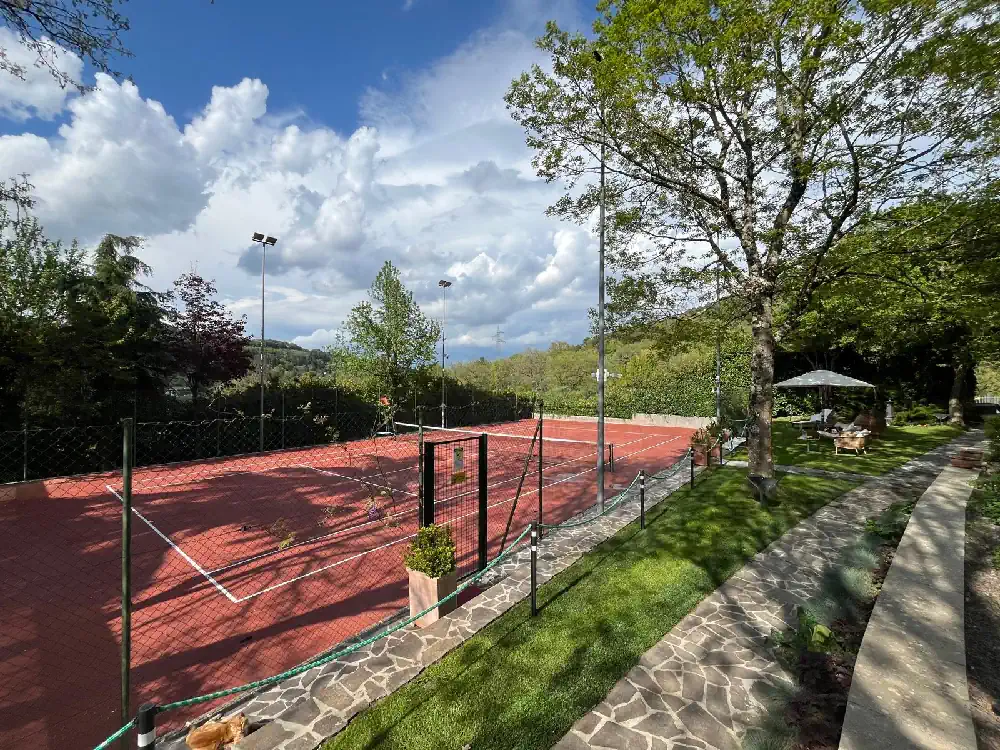 Campo da tennis all'aperto presso B&B a Spoleto in Umbria ideale per vacanze esperienziali