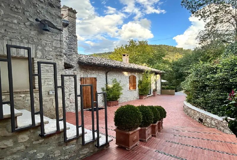 Soggiorno in Umbria con parcheggio gratuito villa privata con piscina e campo da tennis
