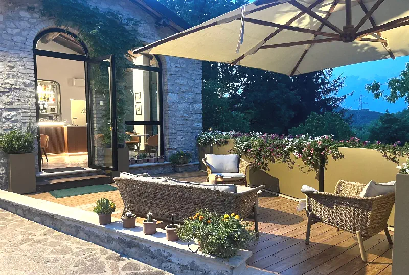 Medieval villa for tennis vacation and holidays near Roma with breakfast, tennis court, pool
